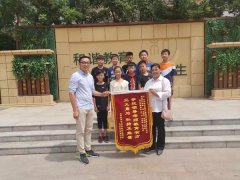 澳门星际网站 王林营赶忙上前将一男一女搀扶起来